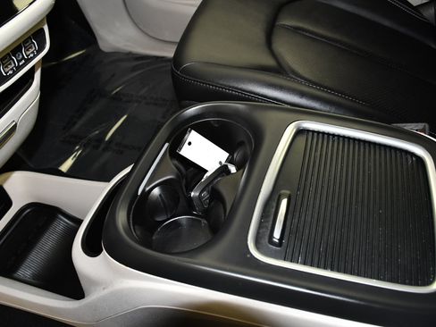 Used 2024 Chrysler Pacifica Touring-L FWD image 31