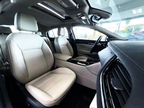 Used 2019 Buick Regal Essence w/ Driver Confidence Package I image 32