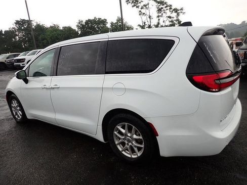 Used 2023 Chrysler Pacifica Touring-L FWD image 4