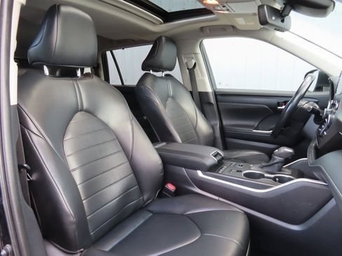 Used 2020 Toyota Highlander XLE image 25