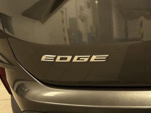 Used 2019 Ford Edge Titanium w/ Equipment Group 301A AWD/4WD image 27