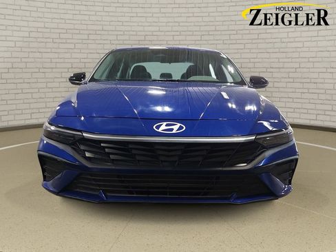 Used 2025 Hyundai Elantra Sport FWD image 2