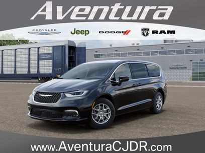 New 2025 Chrysler Pacifica Select w/ Uconnect Theater Family Group