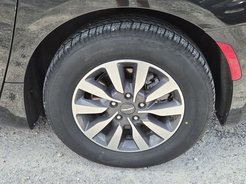 Used 2023 Chrysler Pacifica Touring-L image 10