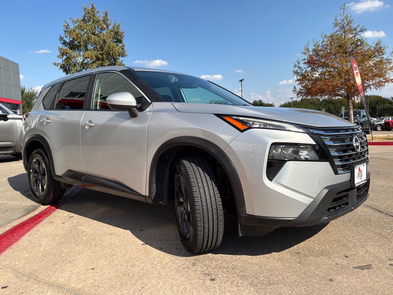 Used 2025 Nissan Rogue SV FWD image 4