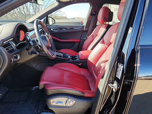 Certified 2025 Porsche Macan image 5