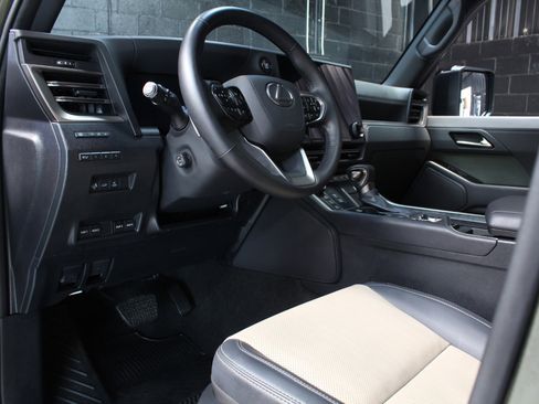 Used 2025 Lexus GX 550 w/ Accessory Package (32) AWD/4WD image 33