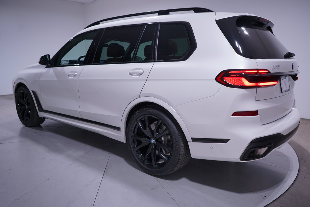 Used 2026 BMW X7 xDrive40i w/ M Sport Package AWD/4WD image 3