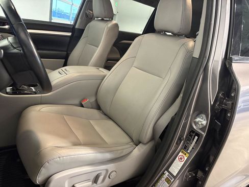 Used 2017 Toyota Highlander XLE AWD/4WD image 12