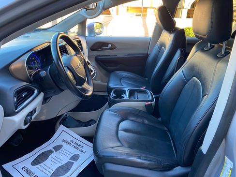 Used 2017 Chrysler Pacifica Touring-L image 24
