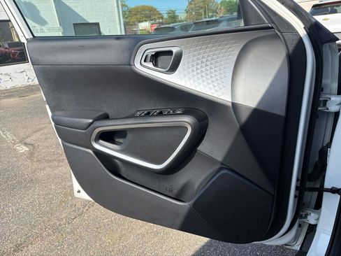 Used 2025 Kia Soul LX w/ LX Technology Package image 18