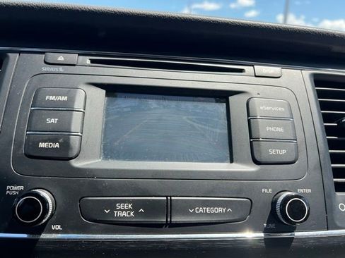 Used 2016 Kia Sedona LX w/ LX Convenience Package FWD image 18