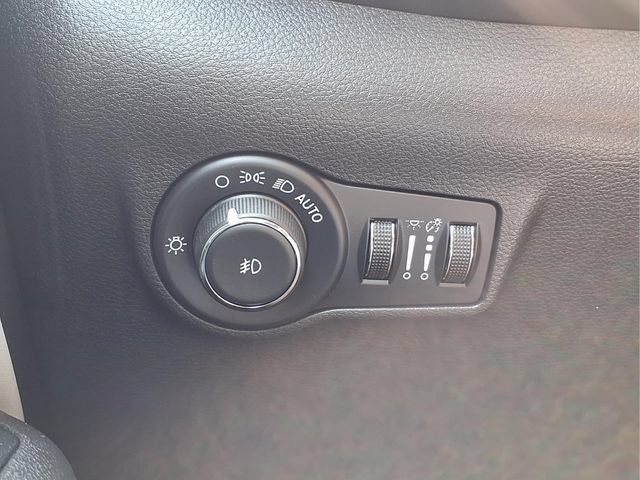 Used 2025 Jeep Compass Limited AWD/4WD image 17