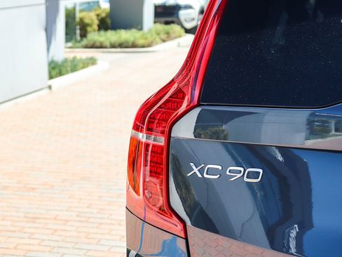 Used 2025 Volvo XC90 T8 Plus w/ Protection Package Premier AWD/4WD image 9