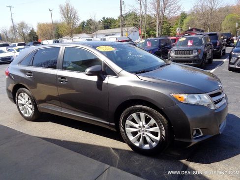 Used 2015 Toyota Venza LE image 2