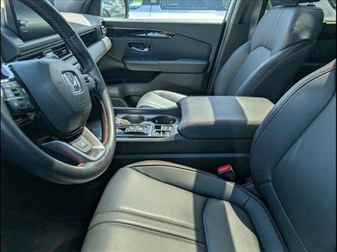 Used 2025 Honda Pilot TrailSport image 8