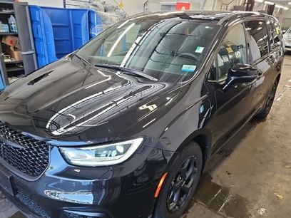 Used 2023 Chrysler Pacifica Limited w/ Uconnect Theater Family Group