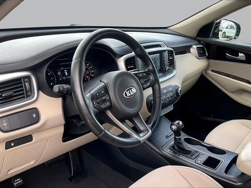 Used 2017 Kia Sorento FWD w/ LX Convenience Package image 17