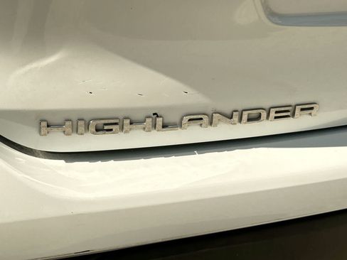 Used 2022 Toyota Highlander LE FWD image 9