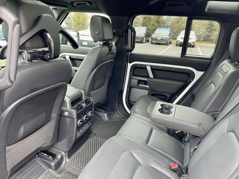 Used 2024 Land Rover Defender 110 X-Dynamic SE image 28