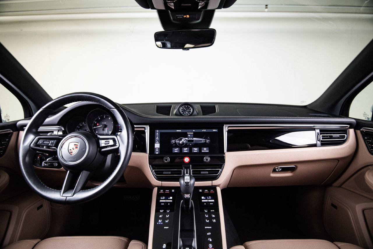 Certified 2023 Porsche Macan AWD/4WD image 25