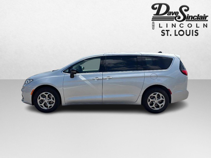 Used 2024 Chrysler Pacifica Limited w/ Trailer Tow Group AWD/4WD image 6