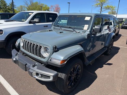 Used 2025 Jeep Wrangler Unlimited Sahara AWD/4WD image 3