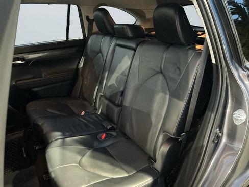 Used 2021 Toyota Highlander Limited image 14