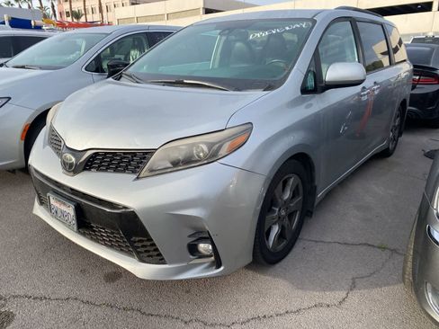 Used 2019 Toyota Sienna SE w/ Carpet Mat Package image 1