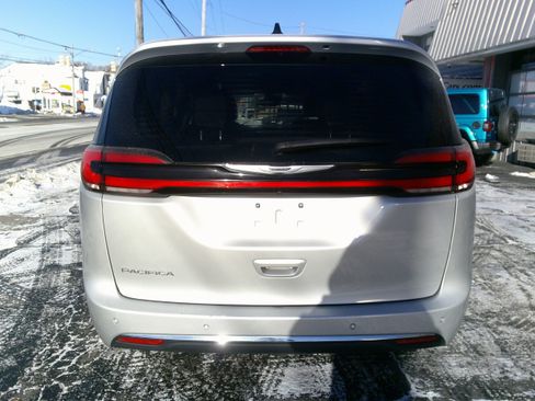 Used 2024 Chrysler Pacifica Touring-L image 4