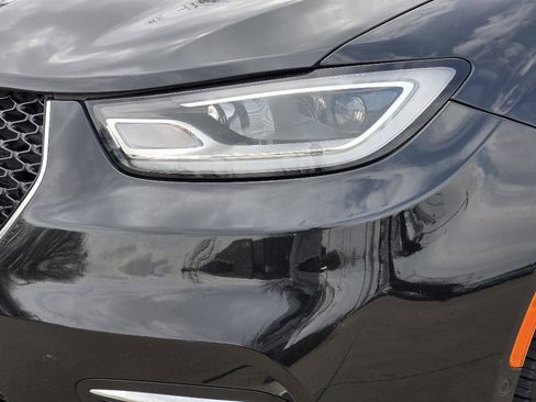 Used 2022 Chrysler Pacifica Touring-L w/ Uconnect Theater Family Group image 15