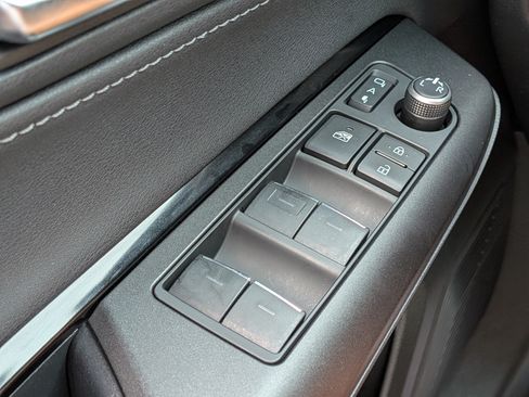 Used 2022 Toyota Venza LE AWD/4WD image 23