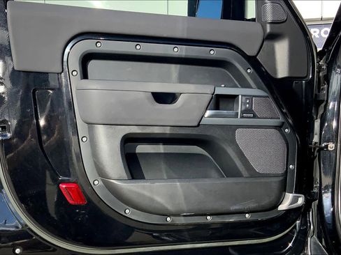 Used 2023 Land Rover Defender 90 X-Dynamic SE image 21