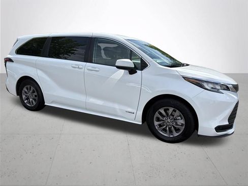 Used 2021 Toyota Sienna LE FWD image 4