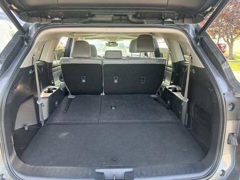 Used 2023 Toyota Highlander XLE FWD image 16