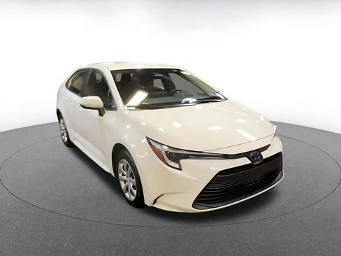 Used 2025 Toyota Corolla LE image 3