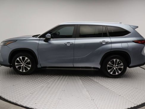 Used 2023 Toyota Highlander XLE FWD image 12