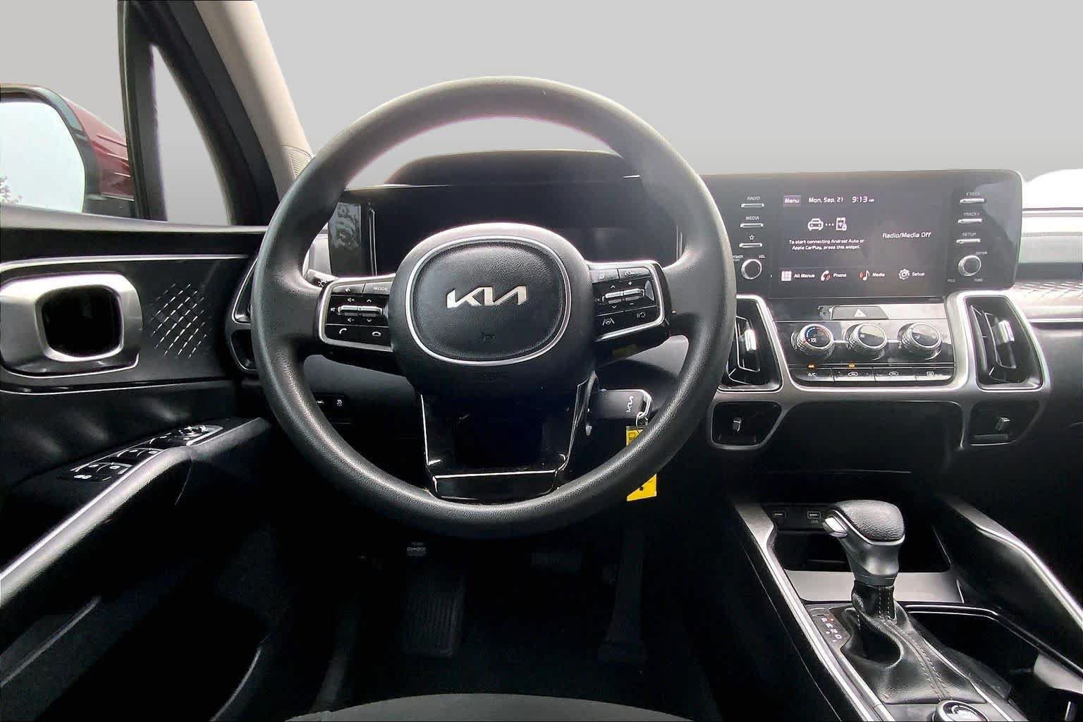 Used 2023 Kia Sorento LX FWD image 5