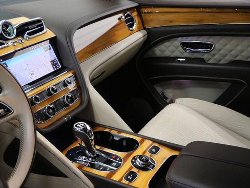 Used 2021 Bentley Bentayga Hybrid -Mulliner Driving Speci image 30