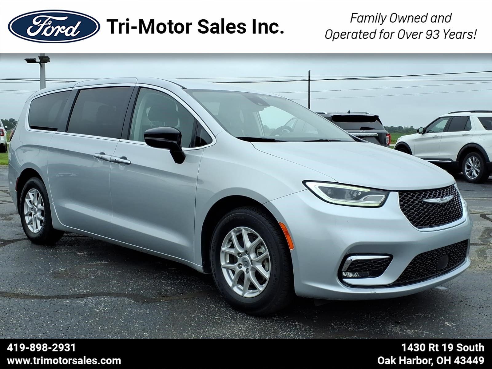 Used 2024 Chrysler Pacifica Touring-L FWD image 1