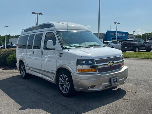 Used 2023 Chevrolet Express 2500 RWD image 2