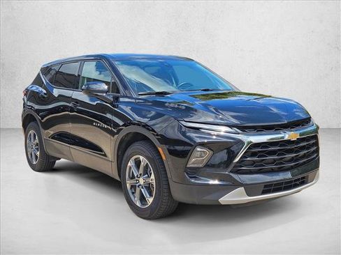 Used 2025 Chevrolet Blazer LT FWD image 3
