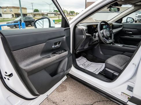 Used 2025 Nissan Kicks SV image 27