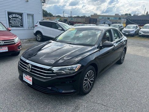Used 2019 Volkswagen Jetta SE w/ Cold Weather Package FWD image 3