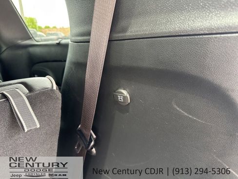 Used 2025 Chrysler Pacifica Limited FWD image 19