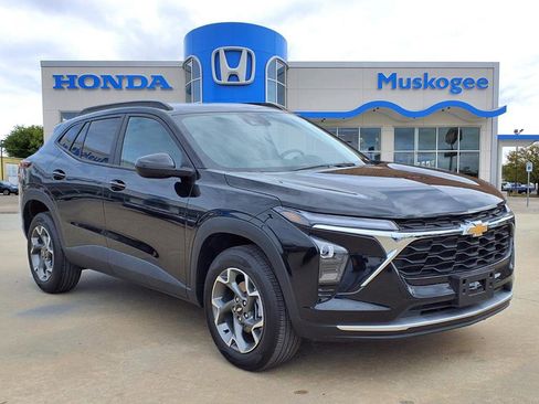 Used 2025 Chevrolet Trax LT w/ LT Convenience Package image 1