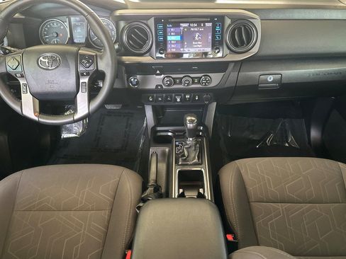 Used 2019 Toyota Tacoma TRD Sport w/ Technology Package image 12