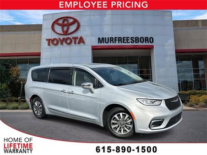 Used 2022 Chrysler Pacifica Limited w/ Uconnect Theater Family Group