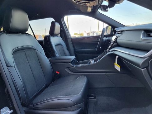 New 2025 Jeep Grand Cherokee Altitude image 23