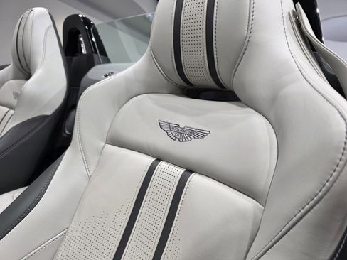 Used 2023 Aston Martin V8 Vantage Roadster image 5
